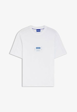 Witte T-shirt met korte mouwen, een ronde hals en een blauw rechthoekig patch met het "HUGO" logo, gecentreerd op de borst.