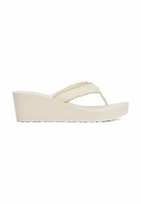 Sandalias de cuña con suela de goma color crema, correas texturizadas y diseño tipo thong. Presentan un ligero tacón y acentos estampados en las correas.