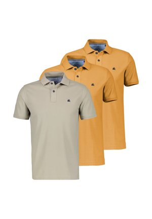 Tre poloshirts med krave i beige og to nuancer af sennepsgul, hver med et lille mørkt broderet logo på venstre bryst.