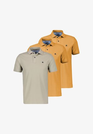 Trzy polo z kołnierzykiem w kolorze beżowym i dwóch odcieniach żółtego musztardowego, każda z małym ciemnym wyszywanym logo na lewej piersi.
