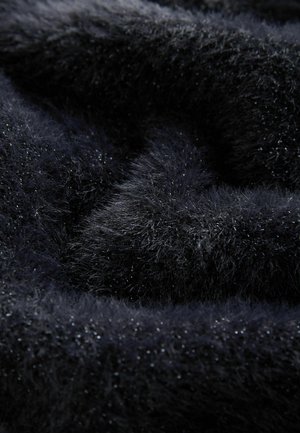 Sort, fluffy stof med en blød tekstur, der har fine glimt. Materialet ser ud til at være syntetisk og giver et rigt, tæt udseende.