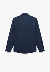 Camisa de manga larga navy con canesú en la parte trasera, puños con botones y dobladillo recto. Tejido suave con una textura sutil, sin patrones ni decoraciones visibles.
