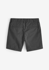 Shorts en coton gris avec une texture lisse, comprenant deux poches arrière, un devant plat et une coupe droite. Pas de quincaillerie ou de motifs visibles.