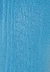 Jasnoniebieska tkanina z połączeniem gładkich i ryżowych faktur, z subtelnymi różnicami w odcieniu i wzorze splotu w całej powierzchni.