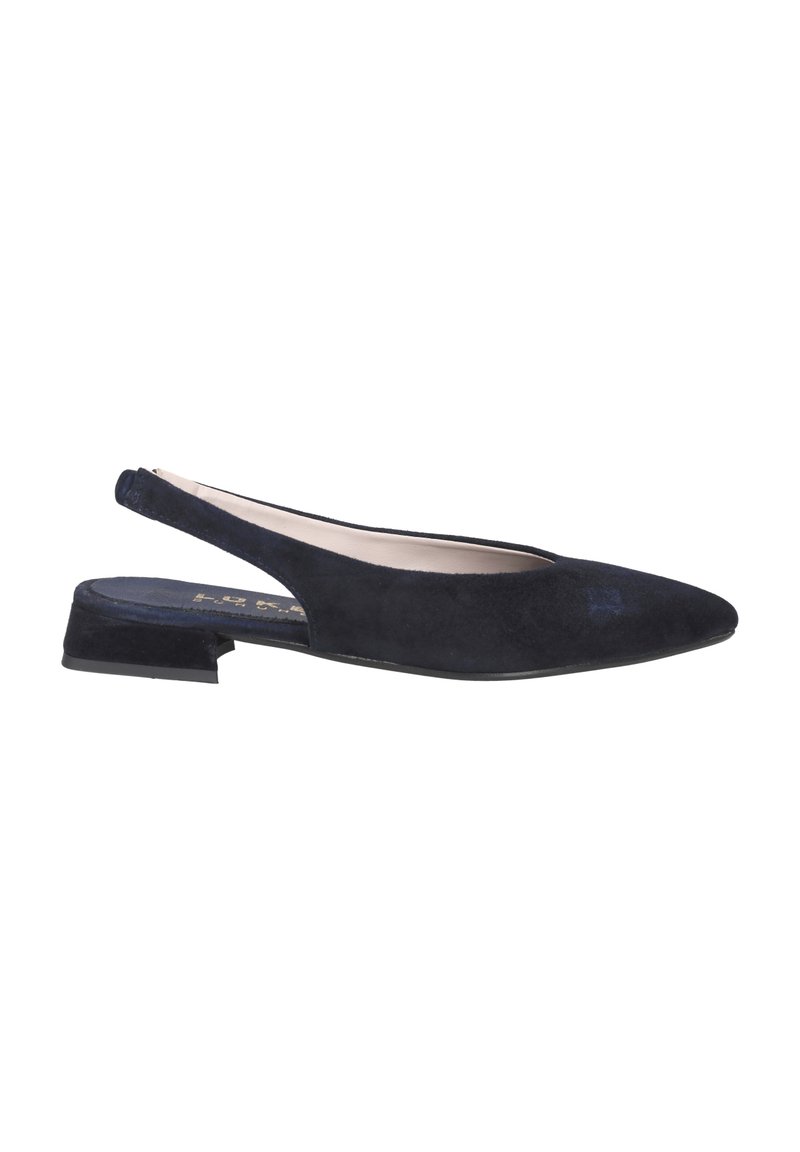 Navyblaue Wildleder-Slingback-Ballerinas mit einer spitzen Zehenform und niedrigem Absatz, mit einem Ausschnitt-Design an der Ferse und einem glatten Innenfutter.