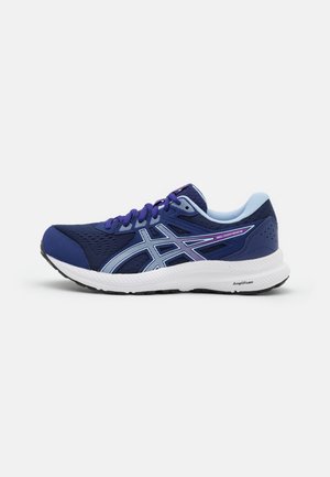 Marineblauer Laufschuh mit hellblauen und violetten Details, weißer gepolsterter Sohle und schwarzem Profil, seitlich dargestellt, nach links zeigend.