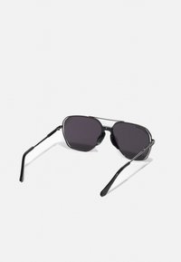 Urban Classics KARPHATOS WITH CHAIN - Sluneční brýle - gunmetal/black