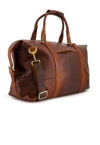Sac de voyage en cuir brun avec doubles poignées supérieures, bandoulière réglable, accents en métal doré et poche latérale zippée.