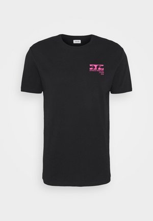 Zwart katoenen T-shirt met korte mouwen, voorzien van een roze grafisch ontwerp op de linkerborst met tekst en abstracte vormen.
