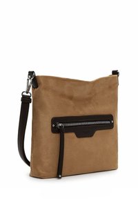 Braune Wildleder-Crossbody-Tasche mit schwarzem Lederbesatz, vorderer Reißverschlusstasche und verstellbarem Schultergurt mit silbernem Zubehör.