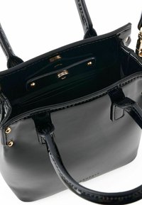 Borsa in pelle verniciata nera con due manici, dettagli dorati e design strutturato. L'interno presenta una chiusura a doppia pressione e tasche organizzative.