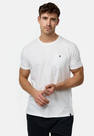 White short-sleeve t-shirt with a round neck and a left chest pocket featuring a brown button accent. Soft texture, relaxed fit.