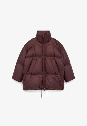 Braune Pufferjacke mit hohem Kragen, kurzen Ärmeln und zwei Fronttaschen. Verfügt über einen Reißverschluss und einen Kordelzugsaum. Glatte Textur.