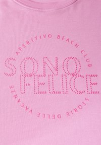 T-shirt en coton rose avec des lettres en relief texturées. Le design inclut les phrases "SONO FELICE" et "APERITIVO BEACH CLUB."
