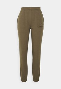 Oliwkowe dresy wykonane z miękkiego materiału, z elastycznym paskiem w talii, bocznymi kieszeniami oraz haftowanym napisem "LE CLUB SPORTIF".