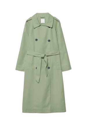 Zeleni pamučni traper kaput s dvostrukim kopčanjem sprijeda, remenom u struku i velikim džepovima. Ima klasični ovratnik i duge rukave.