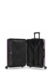 Maleta rígida morada con un exterior texturizado, forro interior negro, un bolsillo con cremallera y correas cruzadas para asegurar los objetos.