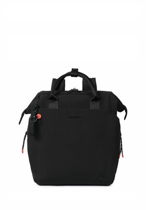 Schwarzer rechteckiger Rucksack mit oberen Griffen, vorderer Reißverschlusstasche, seitlichen Reißverschlussdetails und einem Marken-Schlüsselanhänger, der an einem Griff befestigt ist.