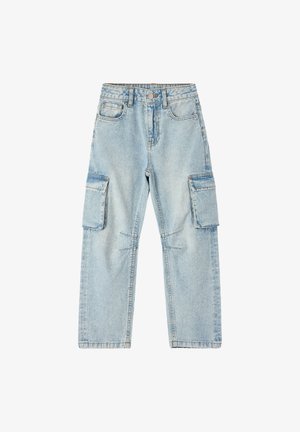 Pantaloni cargo in denim azzurro chiaro con vestibilità ampia, due grandi tasche laterali e dettagli di cucitura in evidenza. Design classico a cinque tasche.
