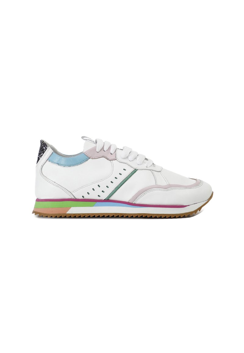 Sneaker bianco con accenti in rosa pastello, blu e verde, dettaglio laterale perforato, lacci bianchi e suola in gomma multicolore.