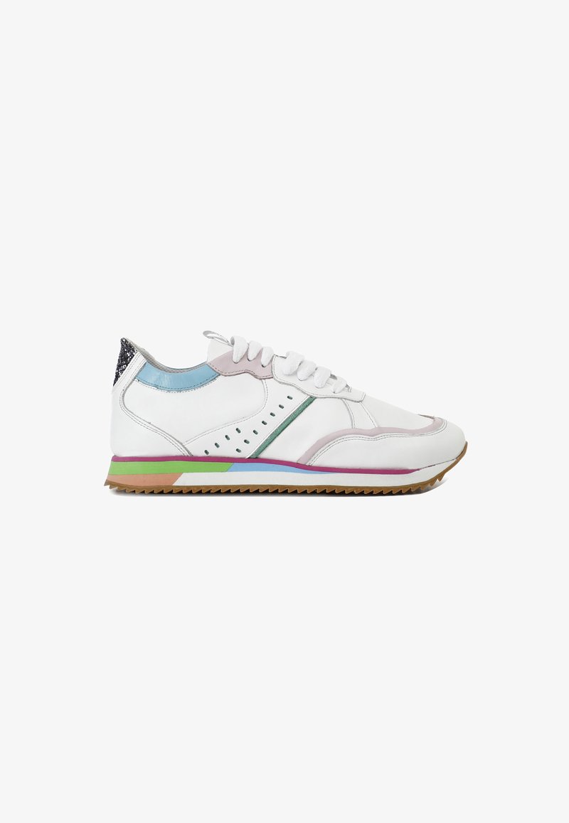 Sneaker bianco con accenti in rosa pastello, blu e verde, dettaglio laterale perforato, lacci bianchi e suola in gomma multicolore.