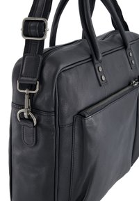 Černá kožená aktovka s dvojitými uchy, odnímatelným ramenním popruhem s kovovou sponou a přední kapsou na zip.