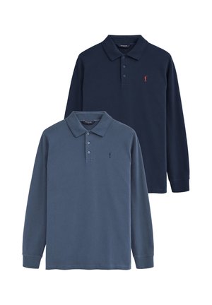 Zwei langärmelige Poloshirts, eines dunkelblau mit rotem Logo und eines gräulich-blau mit einem marineblauen Logo, beide mit Kragen und drei Knöpfen.