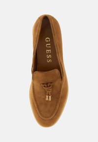 Brązowe zamszowe buty loafers z detalem w postaci węzła i złotymi akcentami, cechujące się gładką teksturą i okrągłym noskiem.