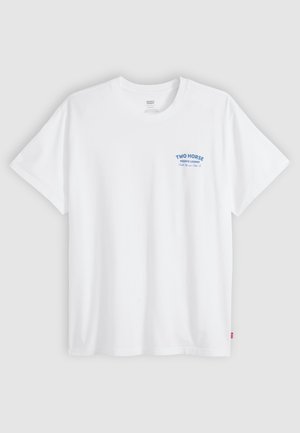 Witte T-shirt met korte mouwen en ronde hals, met kleine blauwe tekst "TWO HORSE AQUATIC LOUNGE" op de linkerborst.