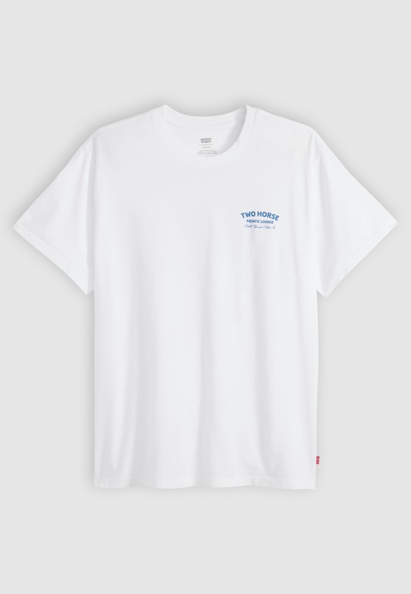 Weißes T-Shirt mit kurzen Ärmeln und Rundhalsausschnitt, mit kleinem blauen Text "TWO HORSE AQUATIC LOUNGE" auf der linken Brust.