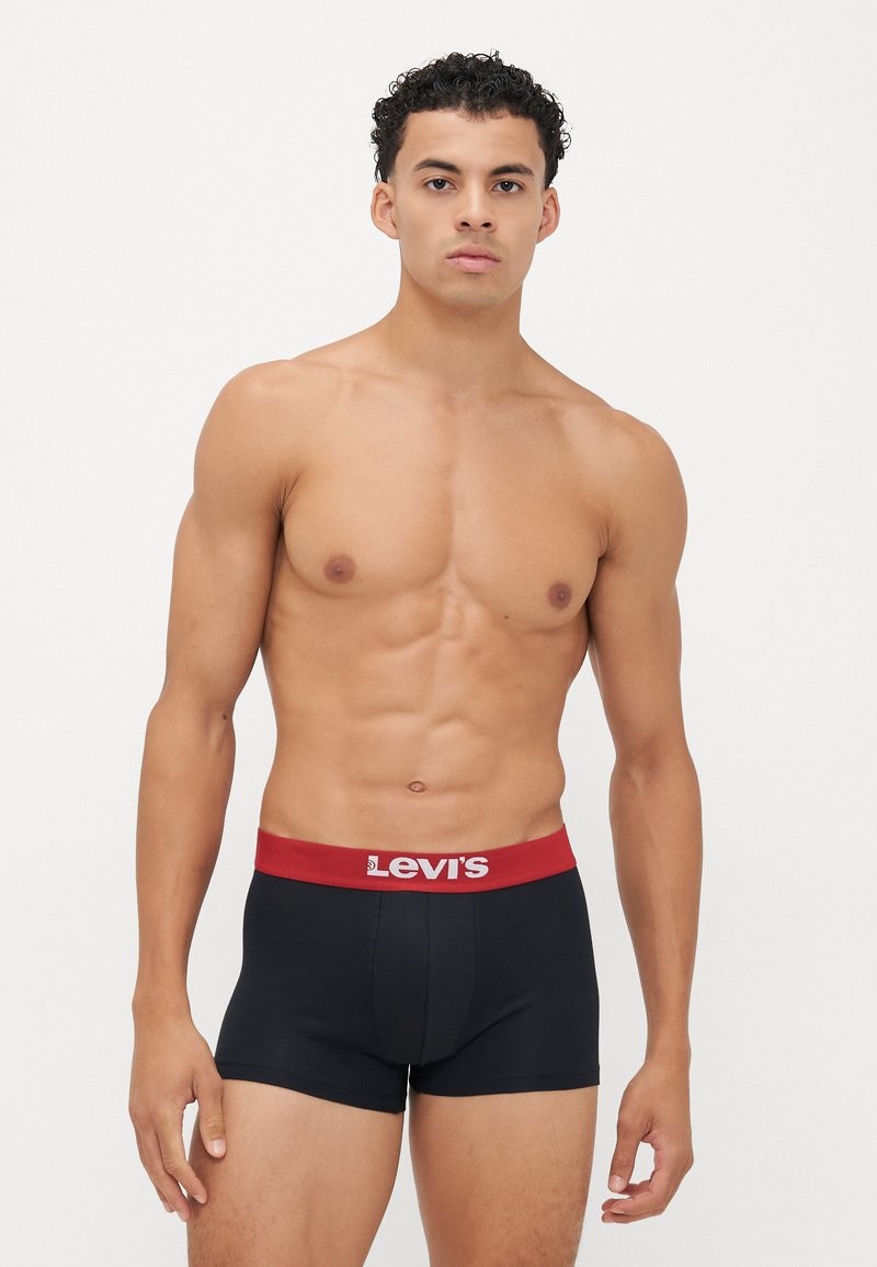 Schwarze Boxershorts mit rohem elastischen Bund, auf dem das Logo "Levi's" zu sehen ist. Glatte Textur, enganliegende Passform und ein Design bis zur Mitte des Oberschenkels.