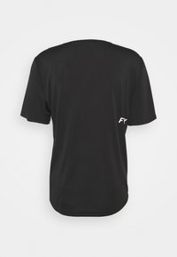 Černé tričko s krátkým rukávem a kulatým výstřihem, hladké na omak. Na levé straně má bílé logo "FY".