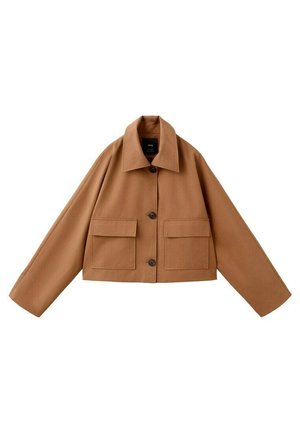 Brązowa krótka kurtka z szerokimi rękawami, dużym kołnierzem, zapięciem na guziki z przodu oraz dwoma przednimi kieszeniami z patkami, ułożona na płasko na białym tle.
