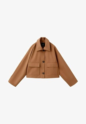 Veste courte marron avec manches larges, grand col, fermeture avant à boutons et deux poches devant à rabat, posée à plat sur fond blanc.