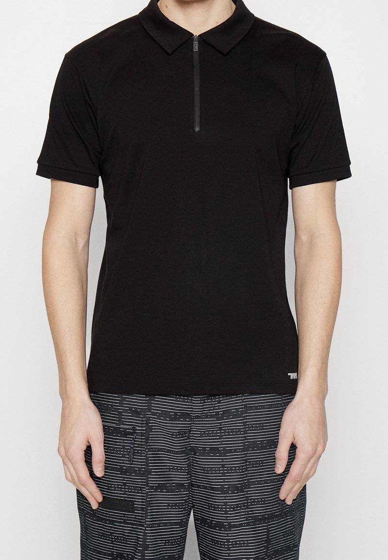 Černé polo tričko s krátkým zipem, krátkými rukávy a slim fit střihem, vyrobené z hladkého, lehkého materiálu.