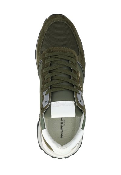 Sneaker verde oliva con pannelli in suede e mesh, lacci verdi, collare del tallone bianco, suola nera e etichetta del marchio bianca sulla linguetta.