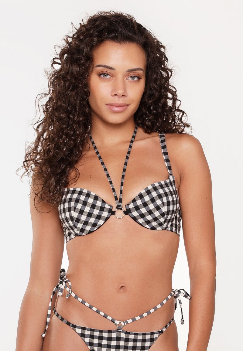 Schwarzes und weißes Gingham-Bikini mit Bügel-Cups, runden Metall-Details und verstellbaren Bindebändern an den Seiten. Glatte Stoffoberfläche.