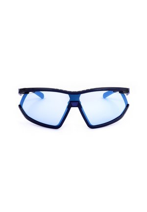 Occhiali da sole sportivi con lenti sfumate blu, montatura nera angolare e design avvolgente, mostrati su sfondo bianco.