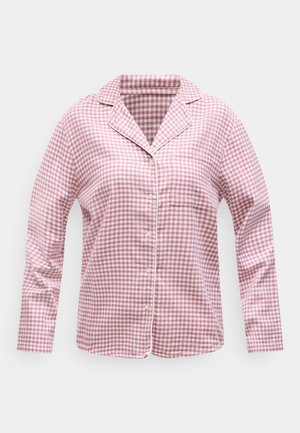 Rosa-weiß karierte, langärmelige Pyjama-Bluse mit Knopfleiste, Reverskragen und Brusttasche vor einfarbigem Hintergrund.