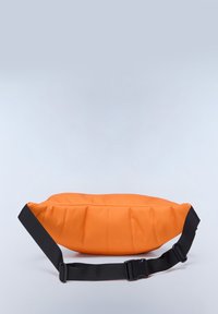 Borsa di stoffa arancione con forma arrotondata e dettagli a pieghe orizzontali. Presenta una tracolla nera regolabile e una texture liscia.