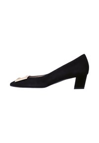 Sorte ruskinds pumps med spids tå, der har en gyldentone detalje foran og en solid blokhæln. Glat tekstur, minimalistisk design.