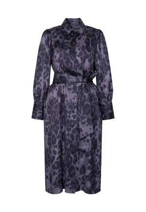 Robes à imprimé léopard dans des teintes sombres, fabriquées en tissu lisse. Comprend des manches longues, une taille ceinturée et une fermeture à boutons sur le devant.