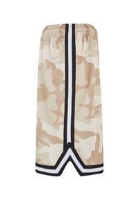 Short de basketball camouflage beige et crème avec une bordure rayée noire et blanche et une encoche en forme de V à l’ourlet avant.