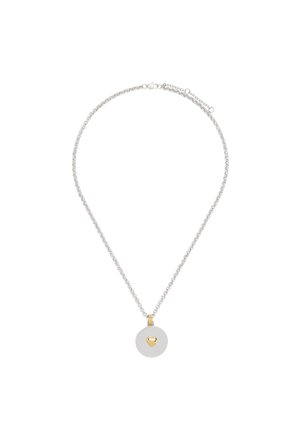 Srebrny łańcuszek z okrągłą zawieszką z wyciętym złotym sercem, gładka faktura, minimalistyczny design i regulowana długość.