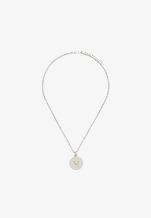 Srebrny łańcuszek z okrągłą zawieszką z wyciętym złotym sercem, gładka faktura, minimalistyczny design i regulowana długość.