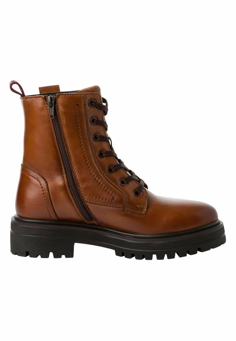 Bota de piel marrón hasta el tobillo con puntera redonda, cordones en la parte delantera, cremallera lateral y suela negra gruesa. Textura suave con detalles de costura reforzada.