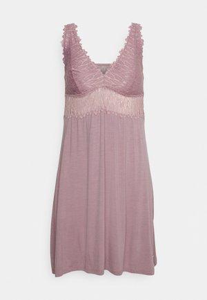 Nachthemd mit Spitzenbesatz in sanftem Lavendel, ausgestattet mit einem V-Ausschnitt, einer aufwendigen Spitzenoberfläche und einer sanft fließenden Silhouette unterhalb der Taille.