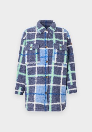 Veste en polaire boutonnée à manches longues avec un motif à carreaux bleu, vert et blanc à grands carreaux, dotée de deux poches à rabat sur la poitrine.