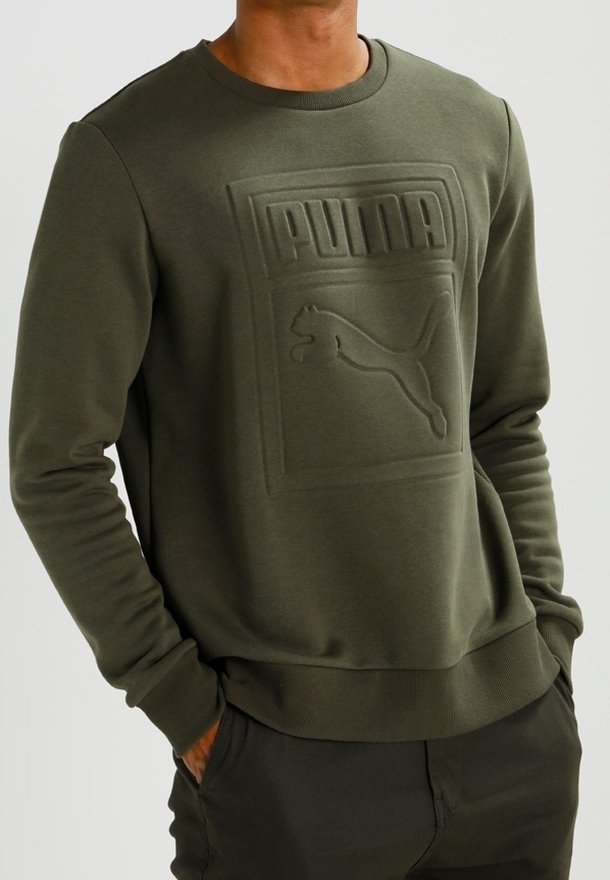 Felpa verde realizzata in tessuto morbido con logo Puma in rilievo sul petto, colletto e polsini a coste, dal fit rilassato.