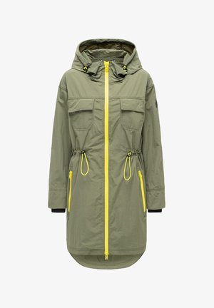 Parka verde oliva con cappuccio, cerniera e coulisse gialle, tasche con pattina sul petto e tasche laterali con cerniera, orlo posteriore leggermente più lungo.